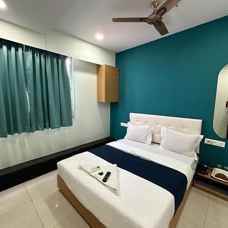Hotel Sky Palace Adajan Surat Bagian luar foto