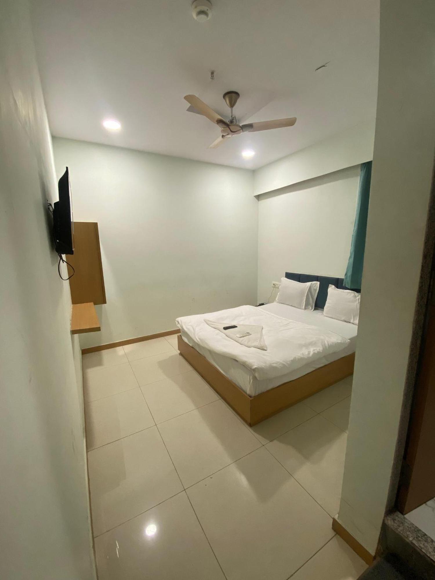 Hotel Sky Palace Adajan Surat Ruang foto