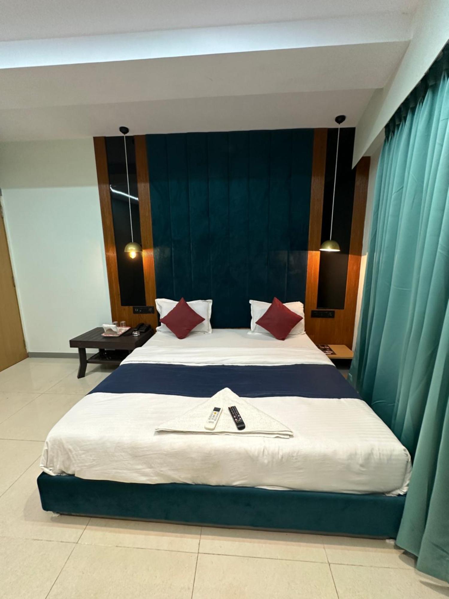 Hotel Sky Palace Adajan Surat Bagian luar foto