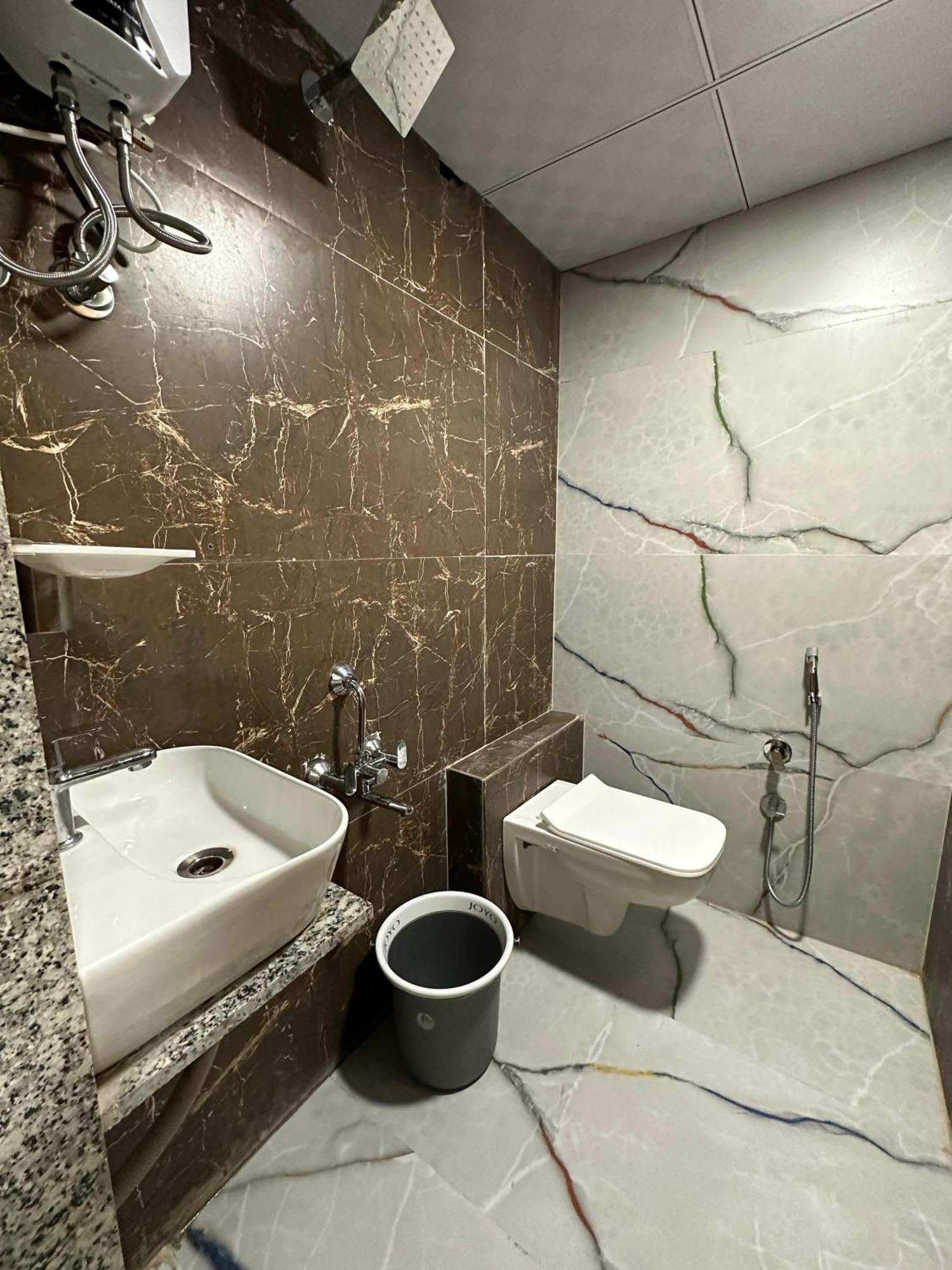 Hotel Sky Palace Adajan Surat Ruang foto
