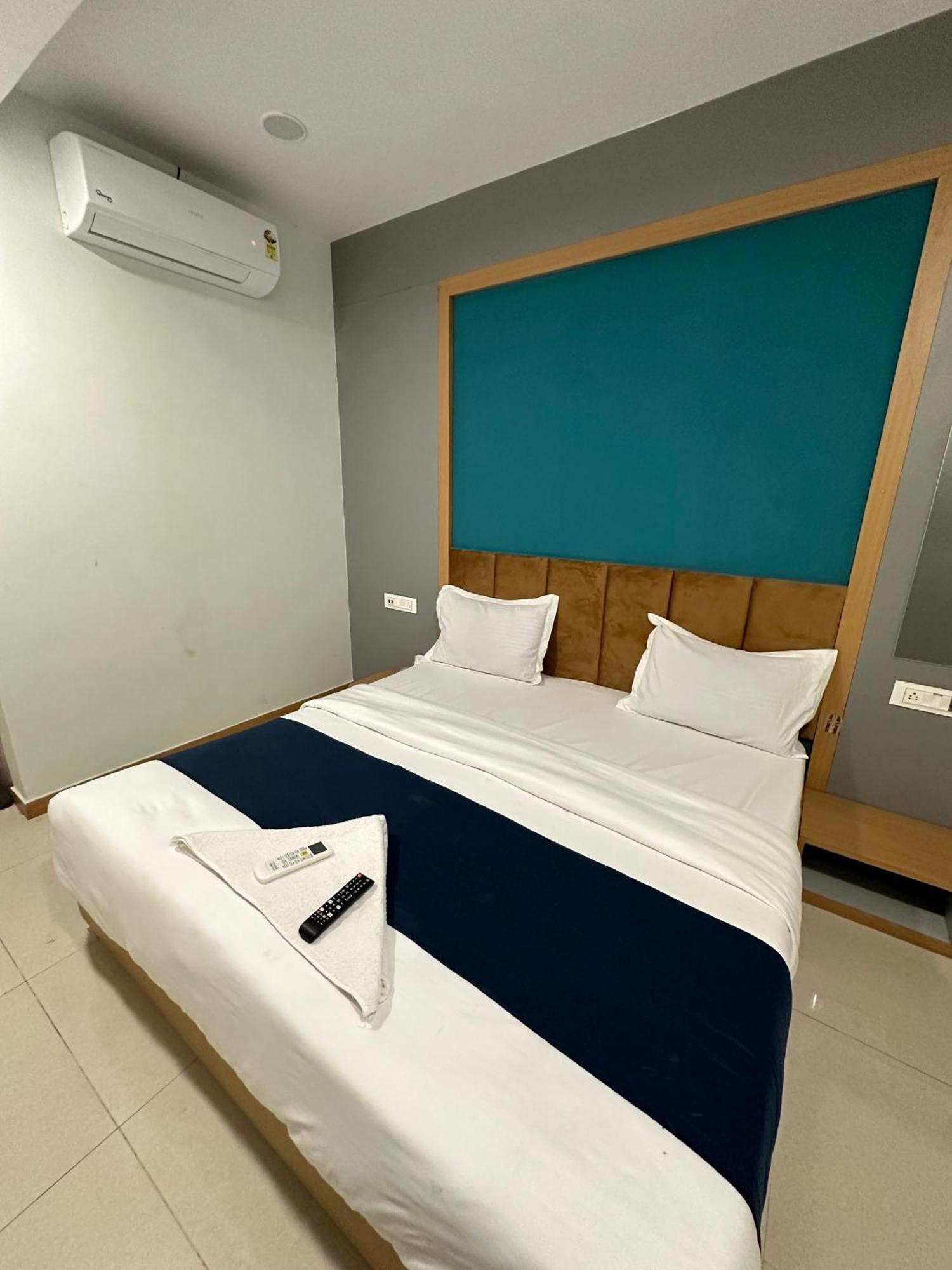 Hotel Sky Palace Adajan Surat Ruang foto